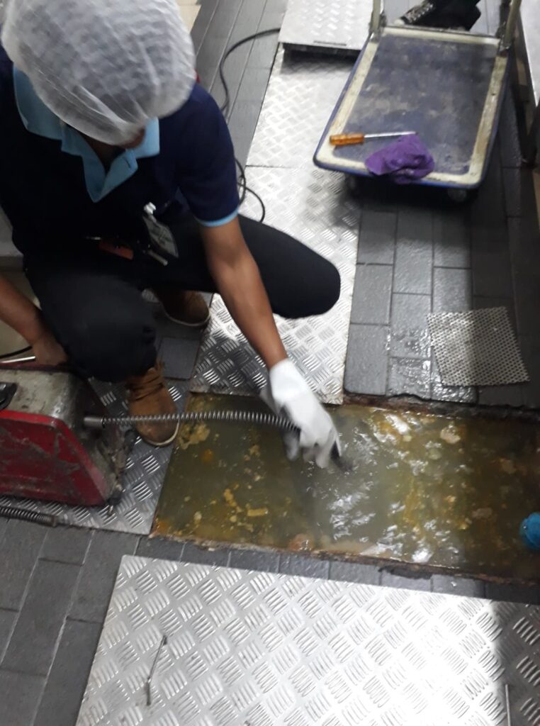 แก้ท่อตันครัวโรงอาหาร คราบไขมันสะสม