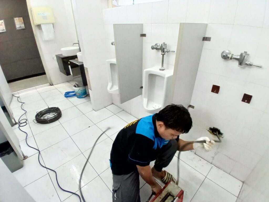 บริการแก้ท่อตันห้องน้ำอาคารสำนักงาน