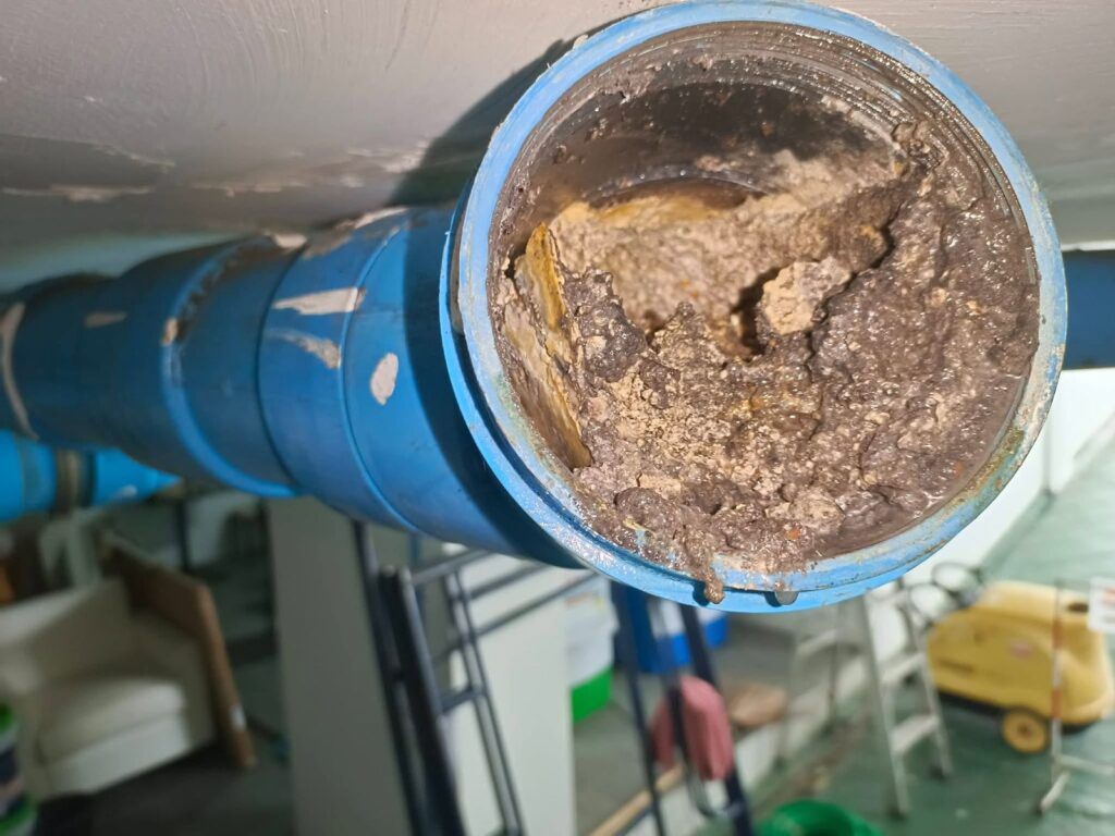 คราบไขมันและตะกรันสะสมจนท่ออุดตัน