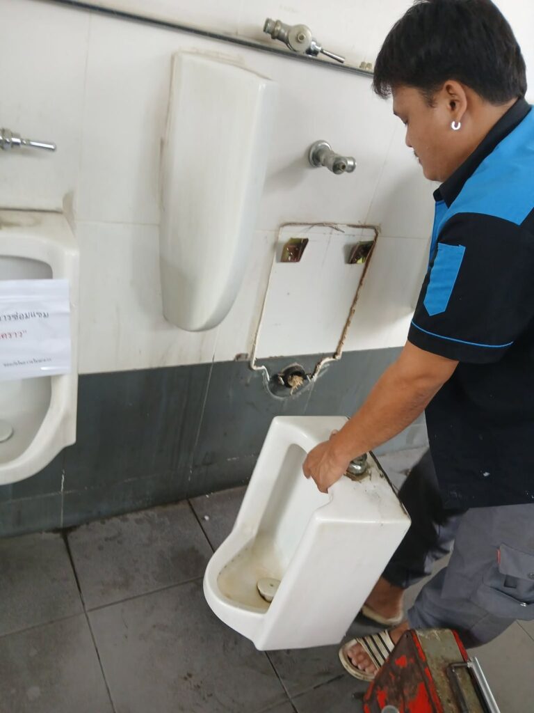 ถอดโถเพื่อเข้าถึงจุดอุดตันภายในผนังอย่างถูกวิธี